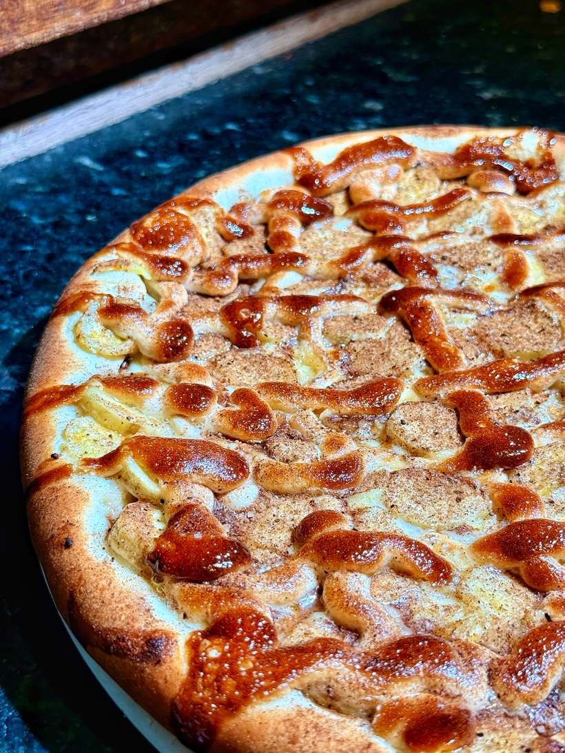 Pizza doce com calda de caramelo e canela