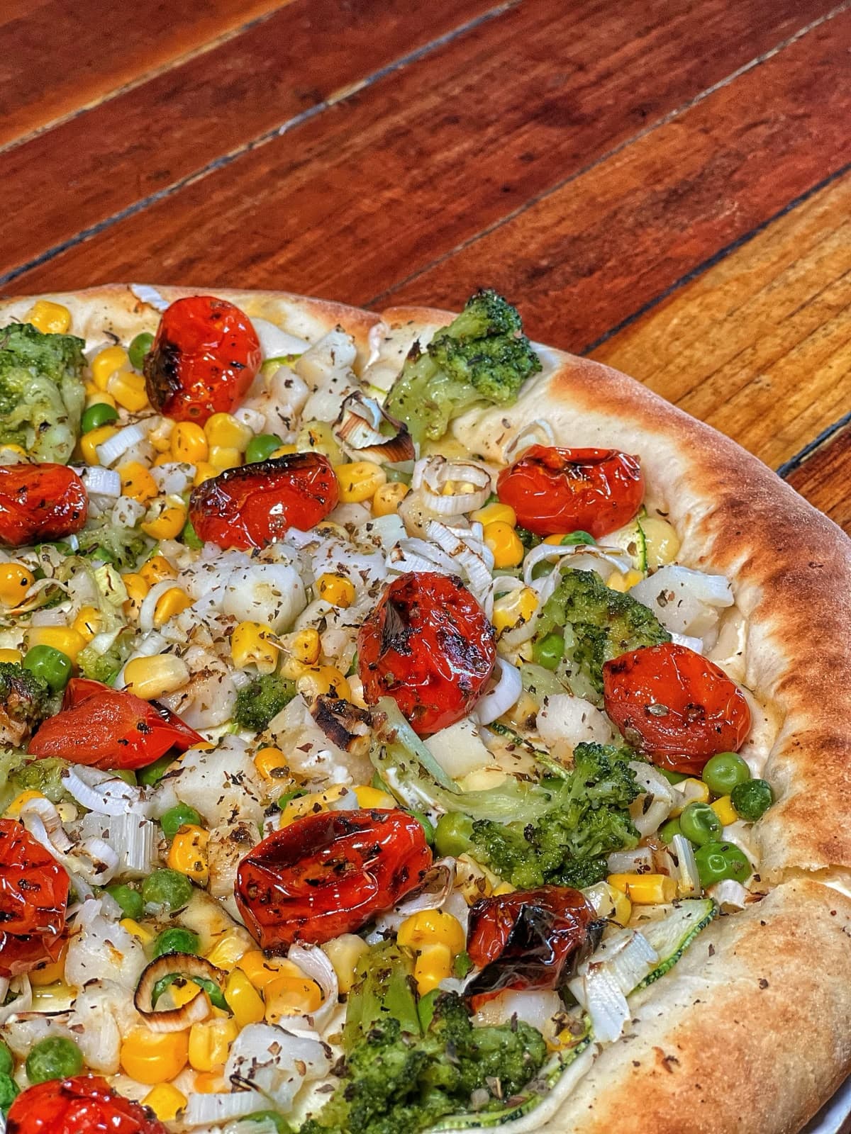 Pizza vegetariana com brócolis, milho, ervilha e tomate confitado
